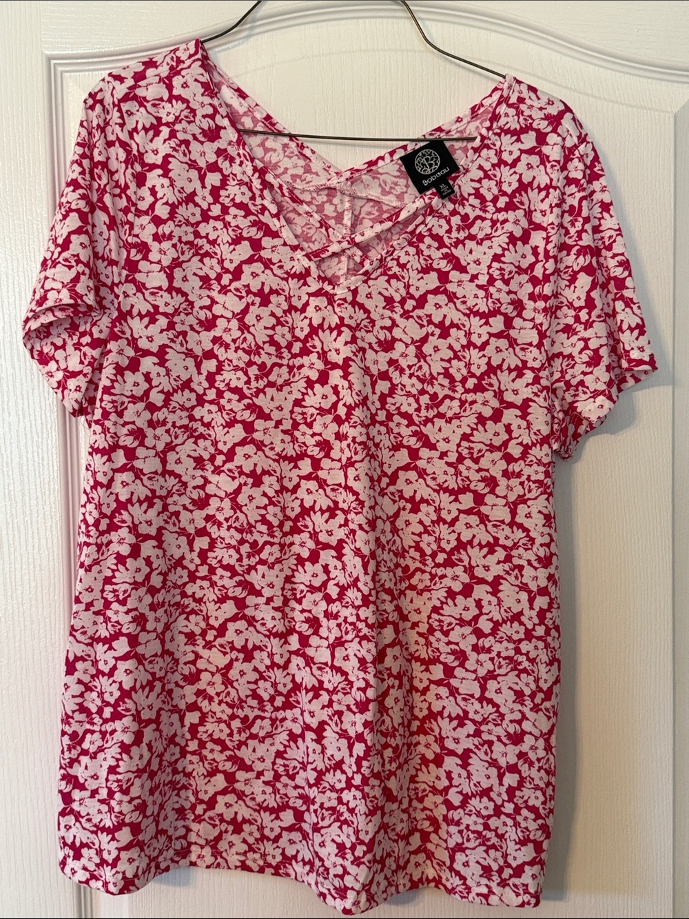 bobeau Hot Pink and White Floral V-Neck Short Sleeve Top